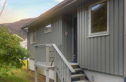 Sifjord House | 8 person holiday home in Kaldfarnes