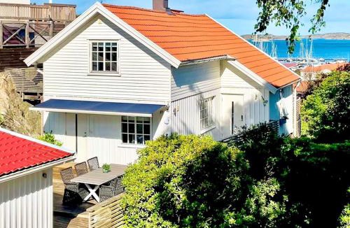 Ellos House | 8 person holiday home in ELLÖS