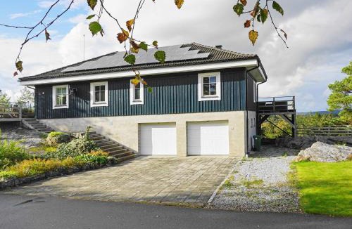Henan House | 8 person holiday home in Henån-By Traum