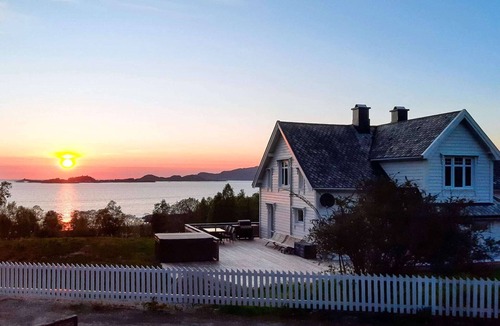 Stadlandet House | 9 person holiday home in Åram