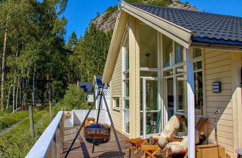 Farsund House | A beautiful holiday home in a quiet location in Åptapark, not far from the Åptafjord.