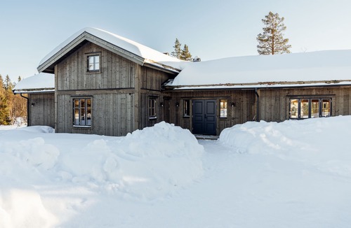 Idre Ski Chalet | A beautiful mountain house with many beds.