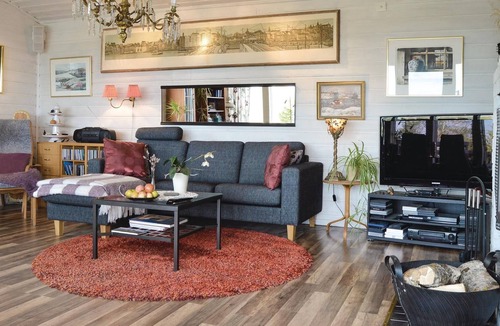 Norrtalje House | A beautiful view of Norrtäljeviken and boats offers this cottage and its annex.