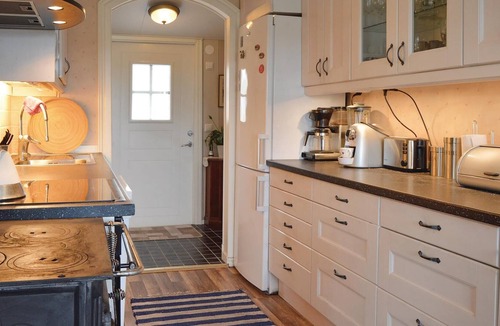 Norrtalje House | A beautiful view of Norrtäljeviken and boats offers this cottage and its annex.