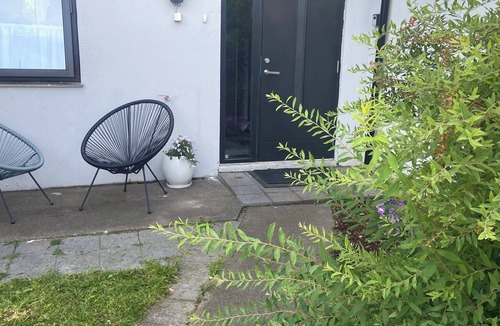 Tonsberg Apartment | A convenient apartment near the sea and the city of Tønsberg. Sleeps 5. Single entry.