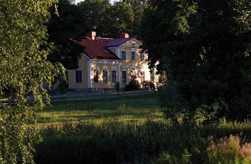Stora Sundby Villa | A grand, newly renovated villa in a castle setting
