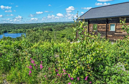 Vetlanda House | A modern cottage with a fantastic view of the lake.