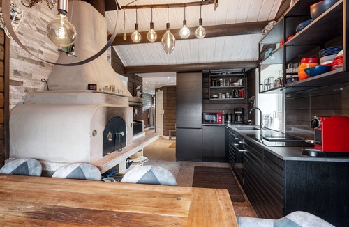 B Cabin | A relaxing and cozy vacation home with a hot tub and panoramic views