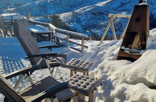 Vaksdal Municipality House | Accessible cabin with views by Lake Bergevann