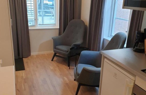 Innerstaden Apartment | Adelsgatan 36 lägenhetshotell, Gotland Living and Meeting