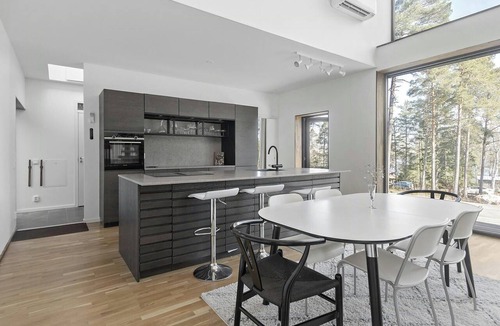 Adelso House | Airy house with large glass fronts on Adelsö