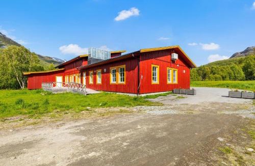 Kvaenangen Apartment | Alteidet House