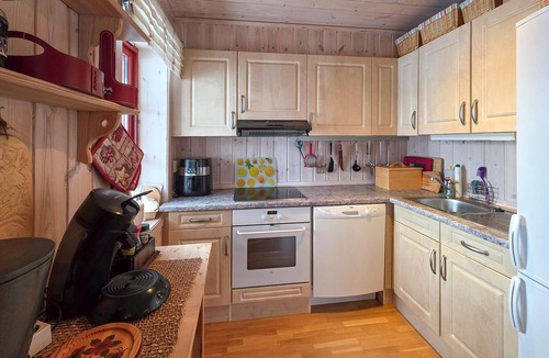 Vinje Apartment | Amazing apartment in Edland with house sea view