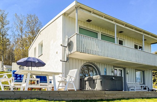 Berghalla House | Amazing home in Bankeryd with lake view