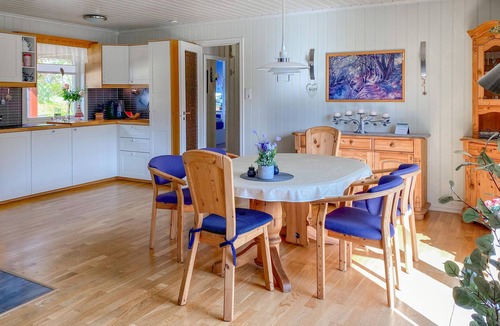 Flora House | Amazing home in Florø with WiFi