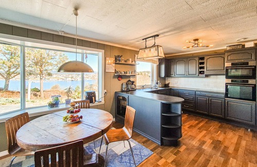 Ytrebygda House | Amazing home in Hjellestad with house sea view
