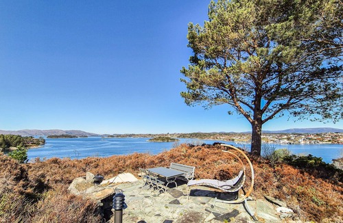 Ytrebygda House | Amazing home in Hjellestad with house sea view