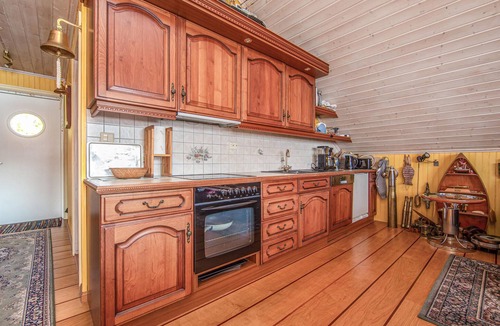 Hundeidvik House | Amazing home in Hundeidvik with ethernet internet
