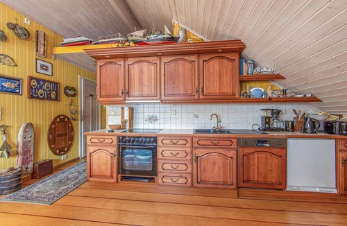 Hundeidvik House | Amazing home in Hundeidvik with ethernet internet