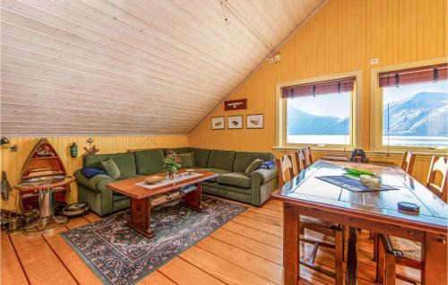Hundeidvik House | Amazing Home In Hundeidvik With Ethernet Internet