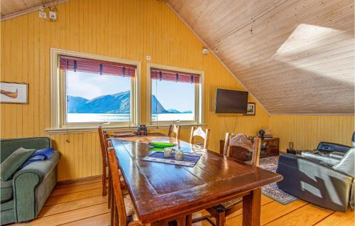 Hundeidvik House | Amazing Home In Hundeidvik With Ethernet Internet