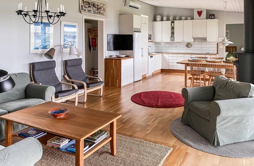 Vanern House | Amazing home in Kristinehamn with lake view