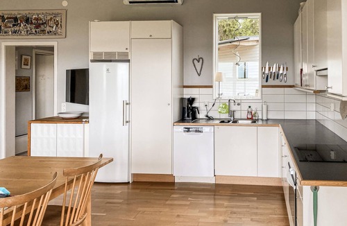 Vanern House | Amazing home in Kristinehamn with lake view