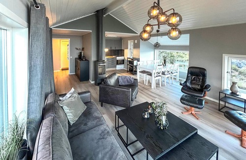 Hervik House | Amazing home in Liarvåg with sauna