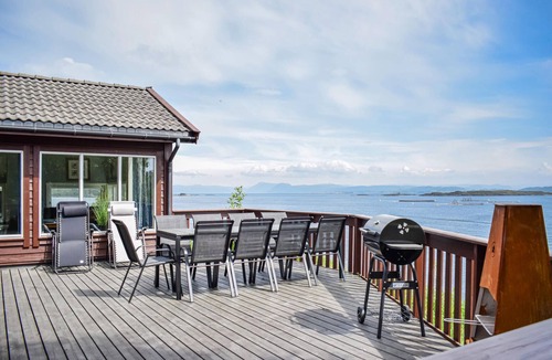 Hervik House | Amazing home in Liarvåg with sauna