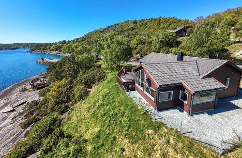 Hervik House | Amazing home in Liarvåg with sauna