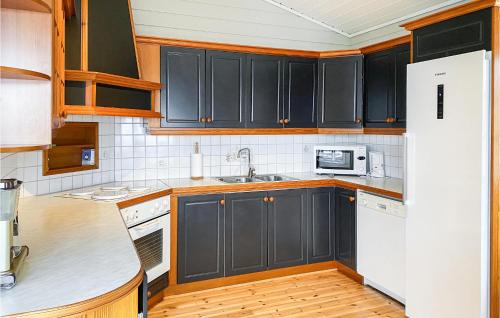 Midsund House | Amazing Home In Midsund With Wifi