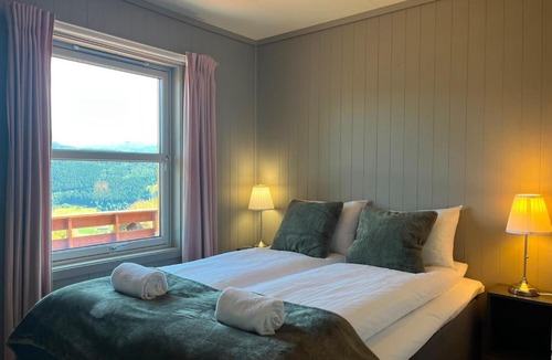 Skulestad House | Amazing river Views - Private Sauna - Balcony!
