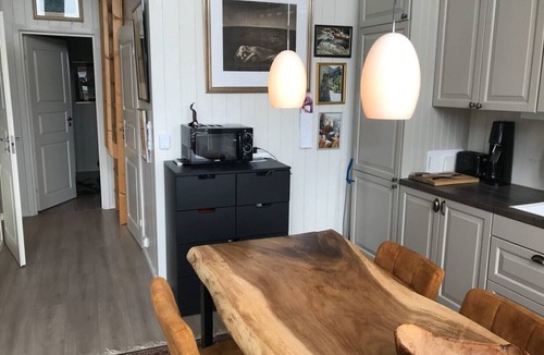 Stamsund Cottage | Amazing waterfront rorbu (free car-charging)