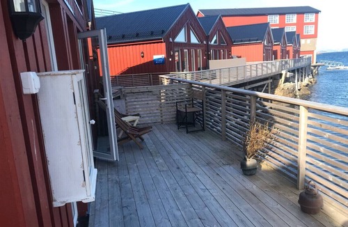 Stamsund Cottage | Amazing waterfront rorbu (free car-charging)