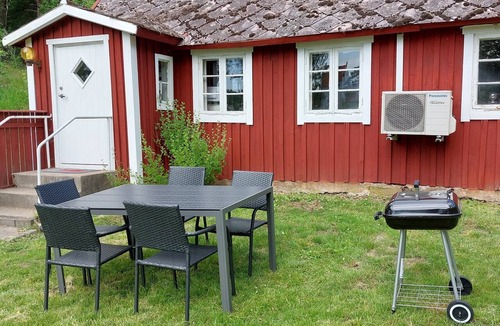 Horja Cabin | An easily accessible cabin with a fireplace near a hiking area outside Hässleholm
