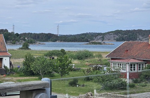 Hoviksnas Apartment | Apartment in Höviksnäs, 300 m from the sea with a view of the Tjörn Bridge | SE09112