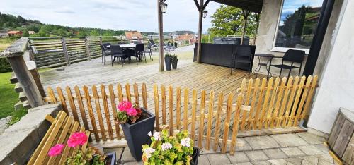 Hoviksnas House | Apartment in Höviksnäs, 300 m from the sea with a view of the Tjörn Bridge SE09112