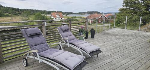 Hoviksnas House | Apartment in Höviksnäs, 300 m from the sea with a view of the Tjörn Bridge SE09112
