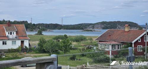 Hoviksnas House | Apartment in Höviksnäs, 300 m from the sea with a view of the Tjörn Bridge SE09112