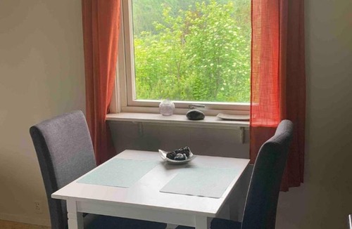 Flakstad Apartment | Apartment with a balcony and sea view in Napp