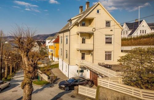 Laksevag Apartment | Apartment with sea and mountain view