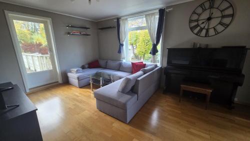 Laksevag Apartment | Apartment with sea and mountain view