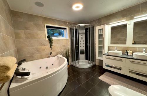 Midtsandan Apartment | Appartment with garden and a big bathroom