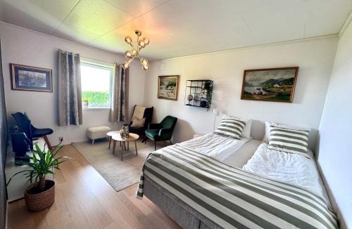 Midtsandan Apartment | Appartment with garden and a big bathroom