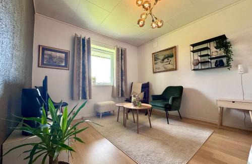 Midtsandan Apartment | Appartment with garden and a big bathroom