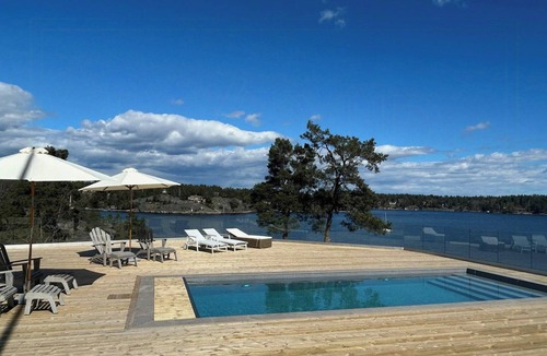 Varmdo House | Archipelago house with pool and sauna by the sea