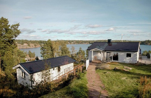 Varmdo House | Archipelago house with pool and sauna by the sea