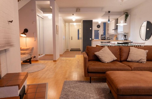 Keskinen District Villa | Architectural townhouse with sauna and patio