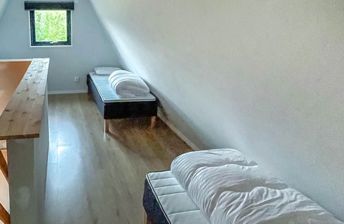 Tvetaryd House | Are you dreaming of a vacation close to nature? Then this special vacation home on the lake is the r