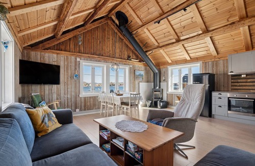 Moskenes Cottage | Åsebua - Renovated rorbu with seaview